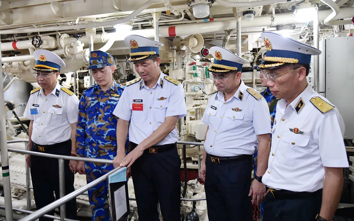 Chính ủy Hải quân kiểm tra nền nếp chính quy ngành kỹ thuật trên Tàu 263, Hải đội 515, Lữ đoàn 175.J