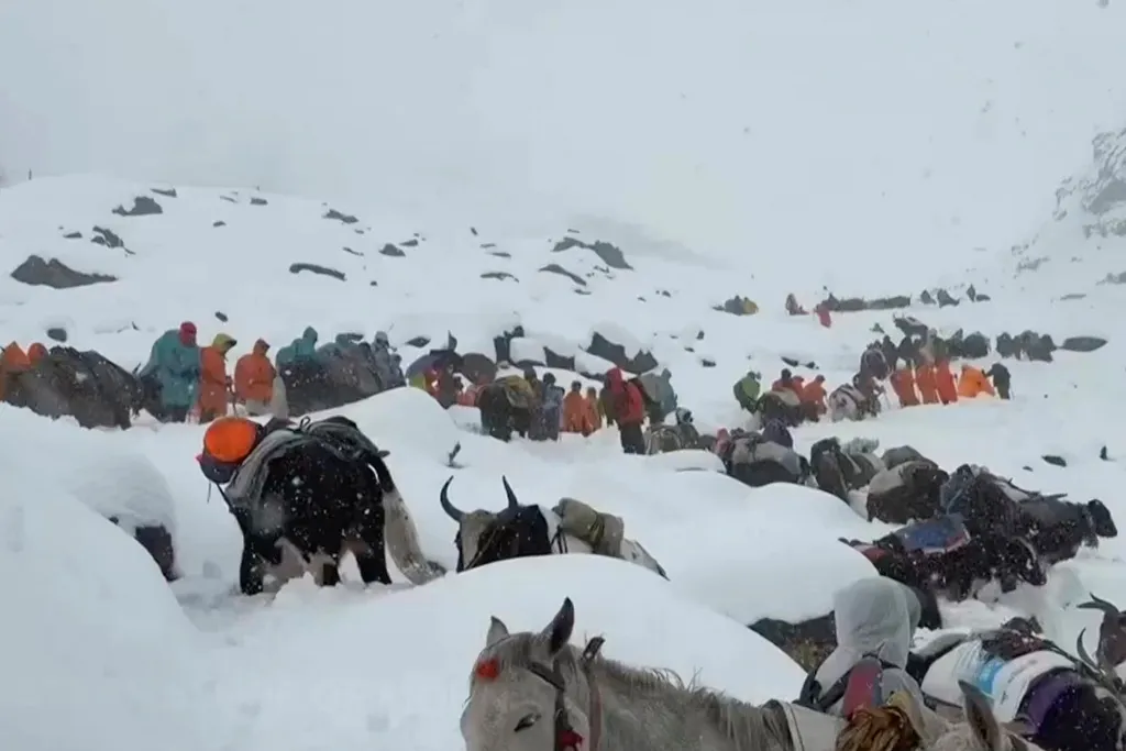 Hàng trăm người leo núi thoát khỏi đỉnh Everest bị bão tuyết tấn công ở Tây Tạng- Ảnh 1. Hàng trăm người leo núi thoát khỏi đỉnh Everest bị bão tuyết tấn công ở Tây Tạng- Ảnh 1.