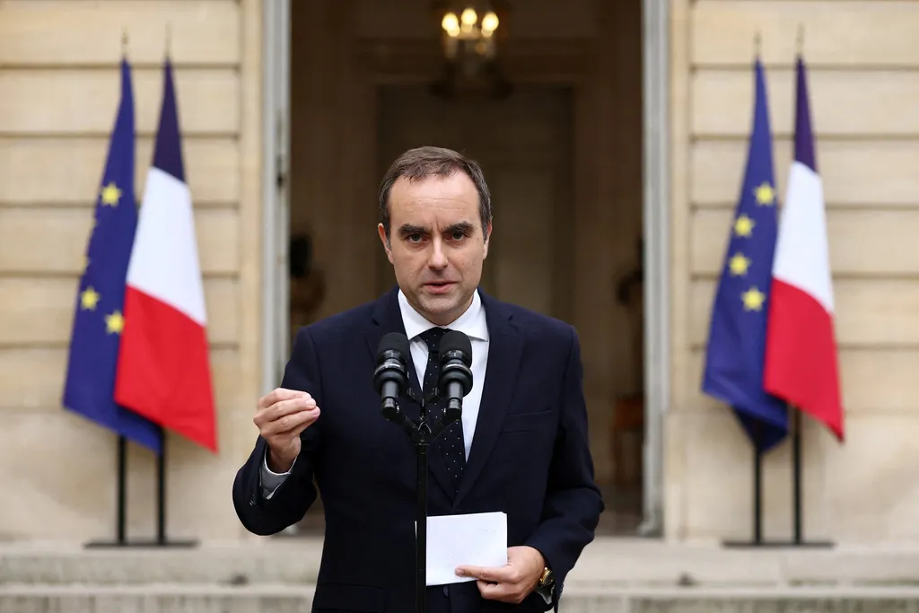 Thủ tướng Pháp từ chức sau chưa đầy 1 tháng, chính trường Paris rối ren- Ảnh 1. Thủ tướng Pháp từ chức sau chưa đầy 1 tháng, chính trường Paris rối ren- Ảnh 1.