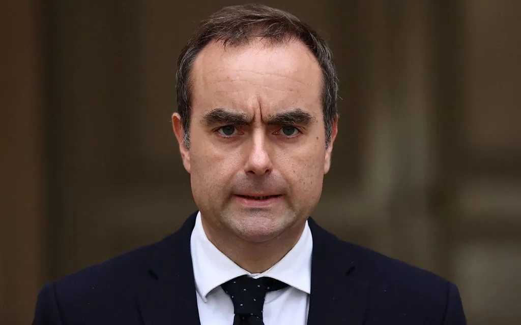 Thủ tướng Pháp Sebastien Lecornu phát biểu tại Dinh Matignon ở Paris sau khi tuyên bố từ chức, ngày 6/10/2025 (Ảnh: AP) Thủ tướng Pháp Sebastien Lecornu phát biểu tại Dinh Matignon ở Paris sau khi tuyên bố từ chức, ngày 6/10/2025 (Ảnh: AP)