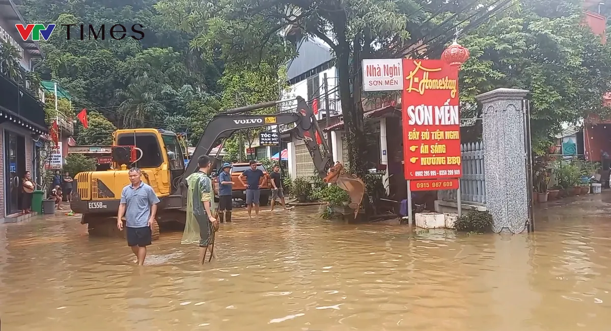 Sơn La mưa lớn kéo dài, nhiều khu vực ngập sâu và có nguy cơ sạt lở đất - Ảnh 1.