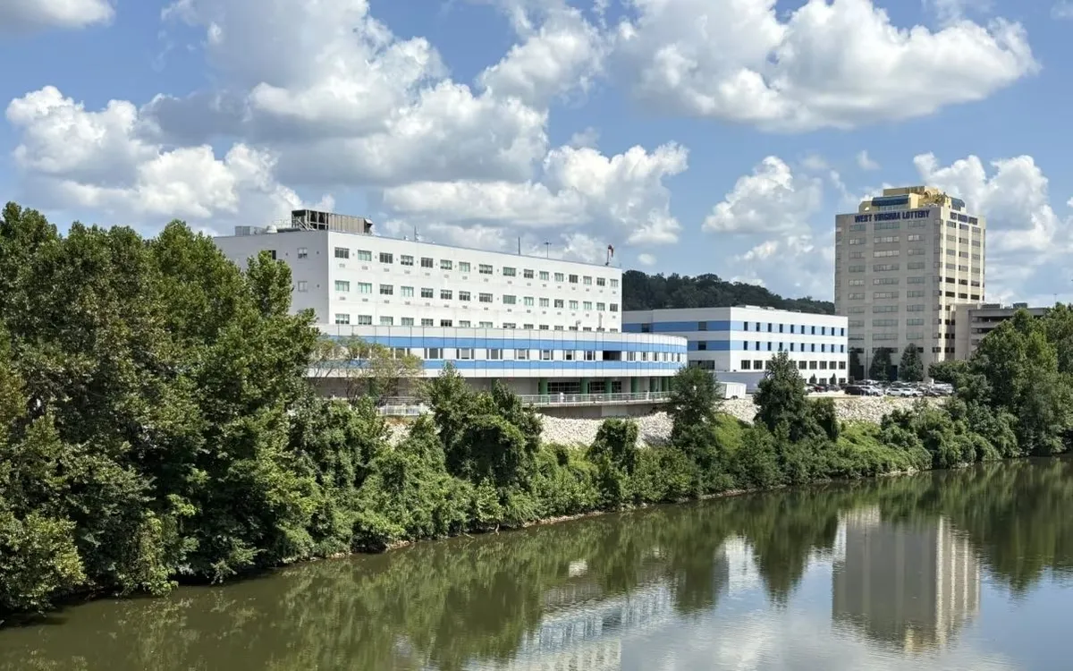 Bệnh viện CAMC Women and Children’s ở Charleston, bang West Virginia nằm bên bờ sông Elk, có nguy cơ bị cô lập khi mưa lớn gây ngập lụt (Ảnh: KFF Health News) Bệnh viện CAMC Women and Children’s ở Charleston, bang West Virginia nằm bên bờ sông Elk, có nguy cơ bị cô lập khi mưa lớn gây ngập lụt (Ảnh: KFF Health News)