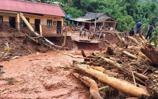 Mưa lớn kéo dài, nguy cơ rất cao xảy ra lũ ống, lũ quét, sạt lở đất. Mưa lớn kéo dài, nguy cơ rất cao xảy ra lũ ống, lũ quét, sạt lở đất.