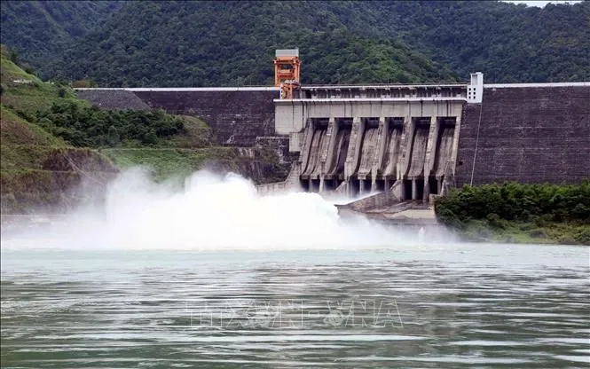 Nhà máy thủy điện Sơn La mở cửa xả đáy (ảnh tư liệu). Nhà máy thủy điện Sơn La mở cửa xả đáy (ảnh tư liệu).