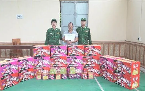 Đối tượng Nông Văn Lý cùng số pháo nổ trái phép. Ảnh: TTXVN phát Đối tượng Nông Văn Lý cùng số pháo nổ trái phép. Ảnh: TTXVN phát