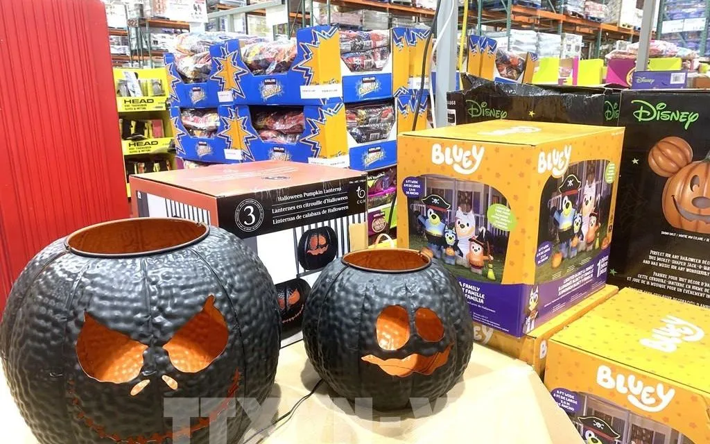 Khu bán đồ trang trí Halloween tại một trung tâm thương mại ở Wheaton, tiểu bang Maryland (Mỹ). Ảnh: Ngọc Quang, PV TTXVN tại Mỹ

