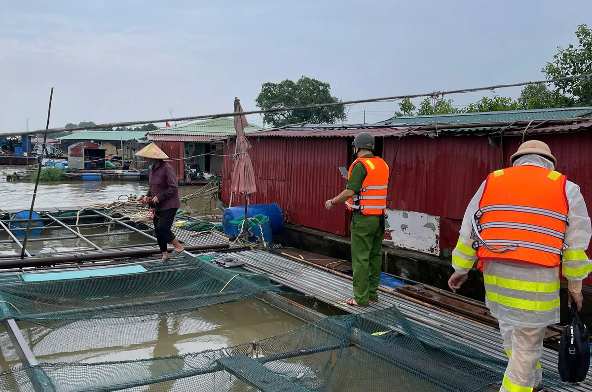 Cảnh sát đường thủy Hà Nội ứng trực trên sông, hỗ trợ nhân dân phòng bão Matmo - Ảnh 3.