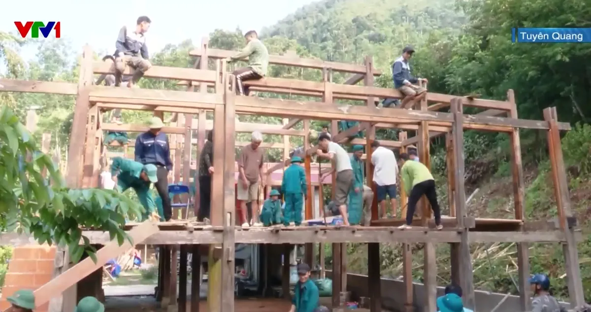 Tuyên Quang: Cán bộ, chiến sĩ giúp người dân vùng nguy cơ sạt lở di dời đến nơi an toàn - Ảnh 1.