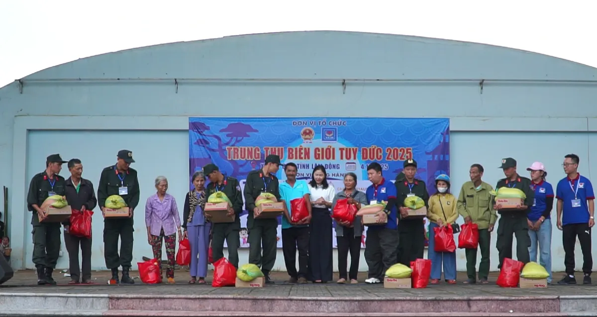 TP Hồ Ch&iacute; Minh tổ chức vui Trung thu cho gần 10.000 em nhỏ v&ugrave;ng bi&ecirc;n  - Ảnh 4.