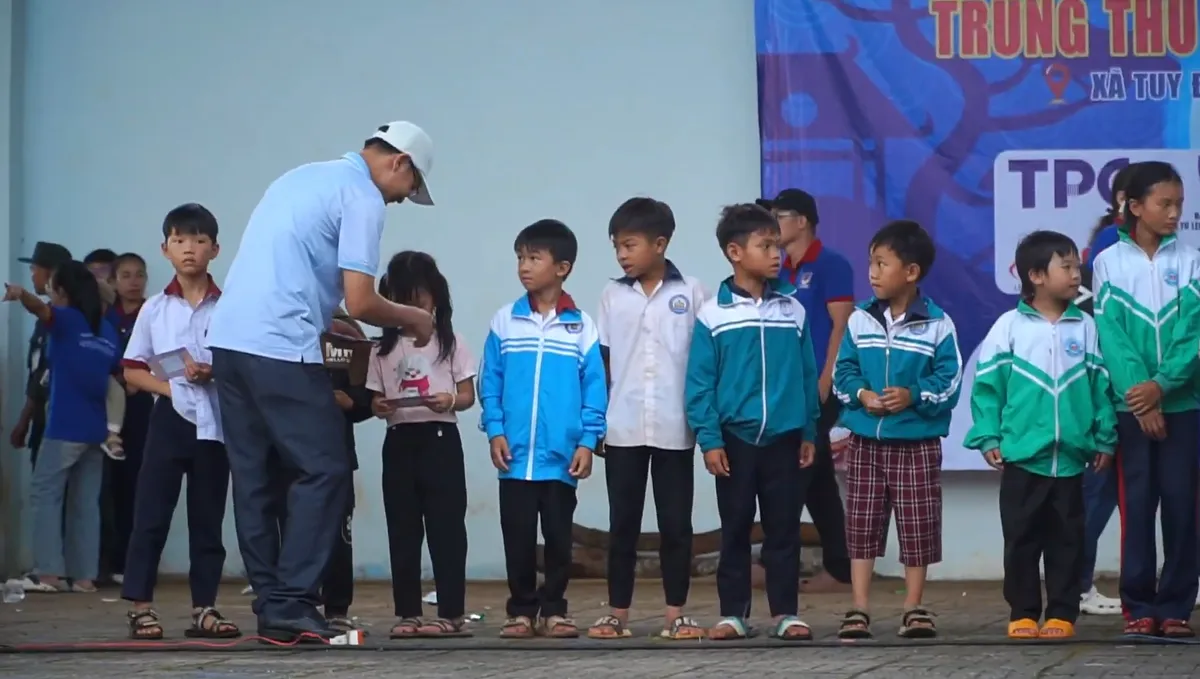 TP Hồ Ch&iacute; Minh tổ chức vui Trung thu cho gần 10.000 em nhỏ v&ugrave;ng bi&ecirc;n  - Ảnh 2.