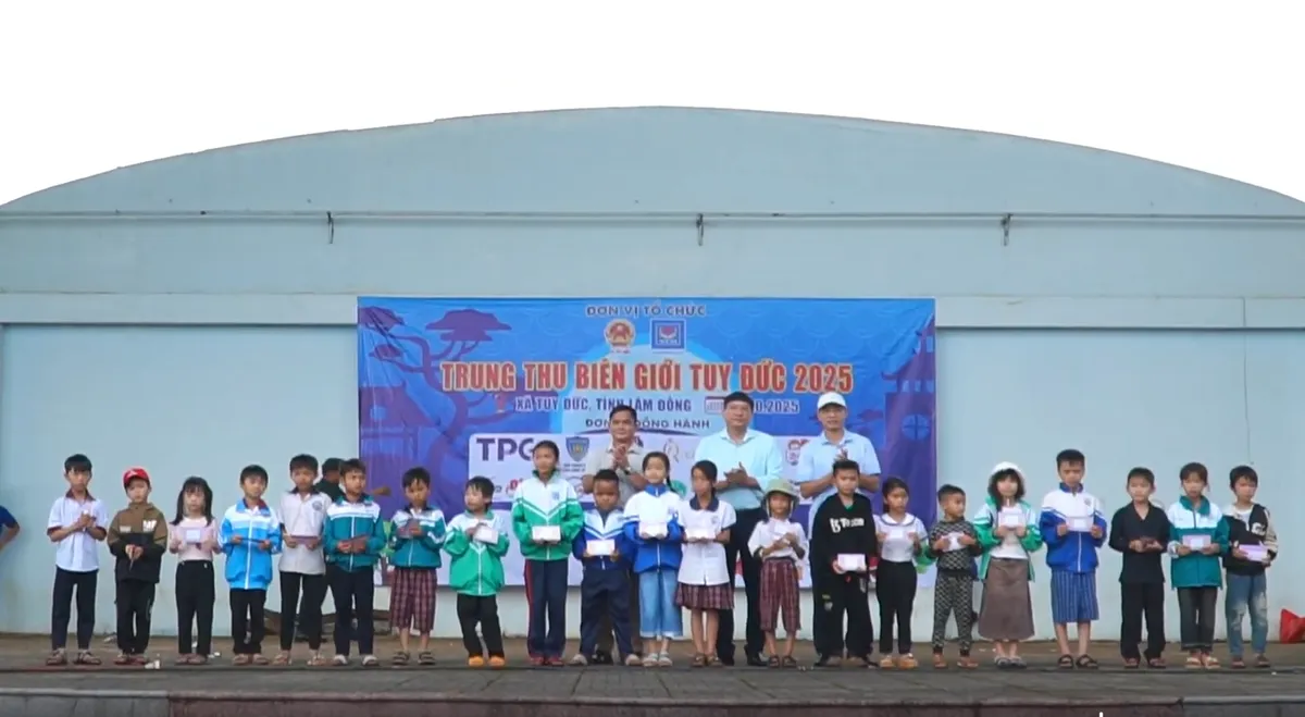 TP Hồ Ch&iacute; Minh tổ chức vui Trung thu cho gần 10.000 em nhỏ v&ugrave;ng bi&ecirc;n  - Ảnh 3.