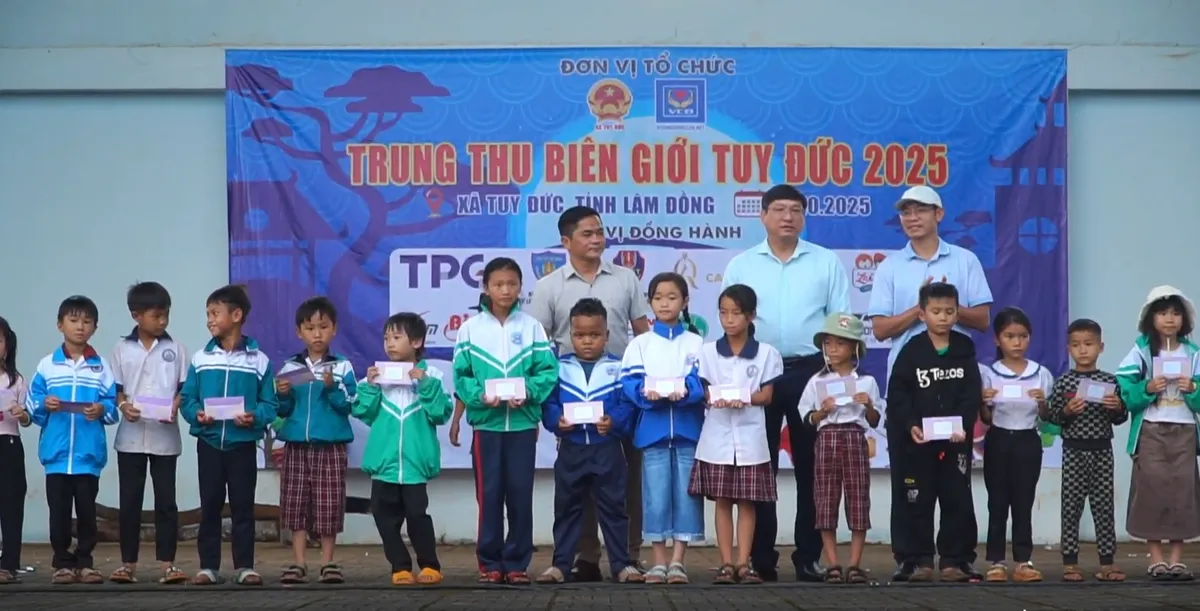 TP Hồ Ch&iacute; Minh tổ chức vui Trung thu cho gần 10.000 em nhỏ v&ugrave;ng bi&ecirc;n  - Ảnh 1.