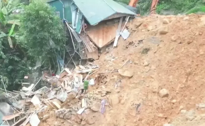 Lào Cai xuất hiện 60 điểm sạt lở, hàng trăm hộ dân phải di dời khẩn cấp - Ảnh 1.