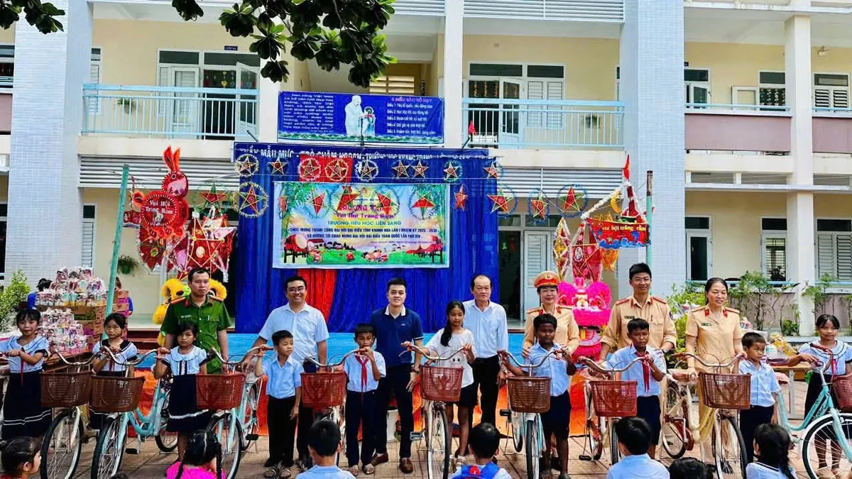 Khánh Hoà: Chương trình Trung thu "Lồng đèn thắp sáng ước mơ" tặng quà, học bổng cho trẻ em miền núi khó khăn. - Ảnh 3.