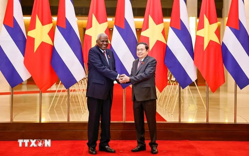 Chủ tịch Quốc hội Trần Thanh Mẫn đón Chủ tịch Quốc hội Cuba Esteban Lazo Hernández. (Ảnh: TTXVN) Chủ tịch Quốc hội Trần Thanh Mẫn đón Chủ tịch Quốc hội Cuba Esteban Lazo Hernández. (Ảnh: TTXVN)