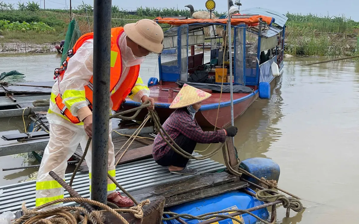 Đội Cảnh sát đường thuỷ số 2 hỗ trợ bà con neo đậu tàu thuyền phòng, chống bão.