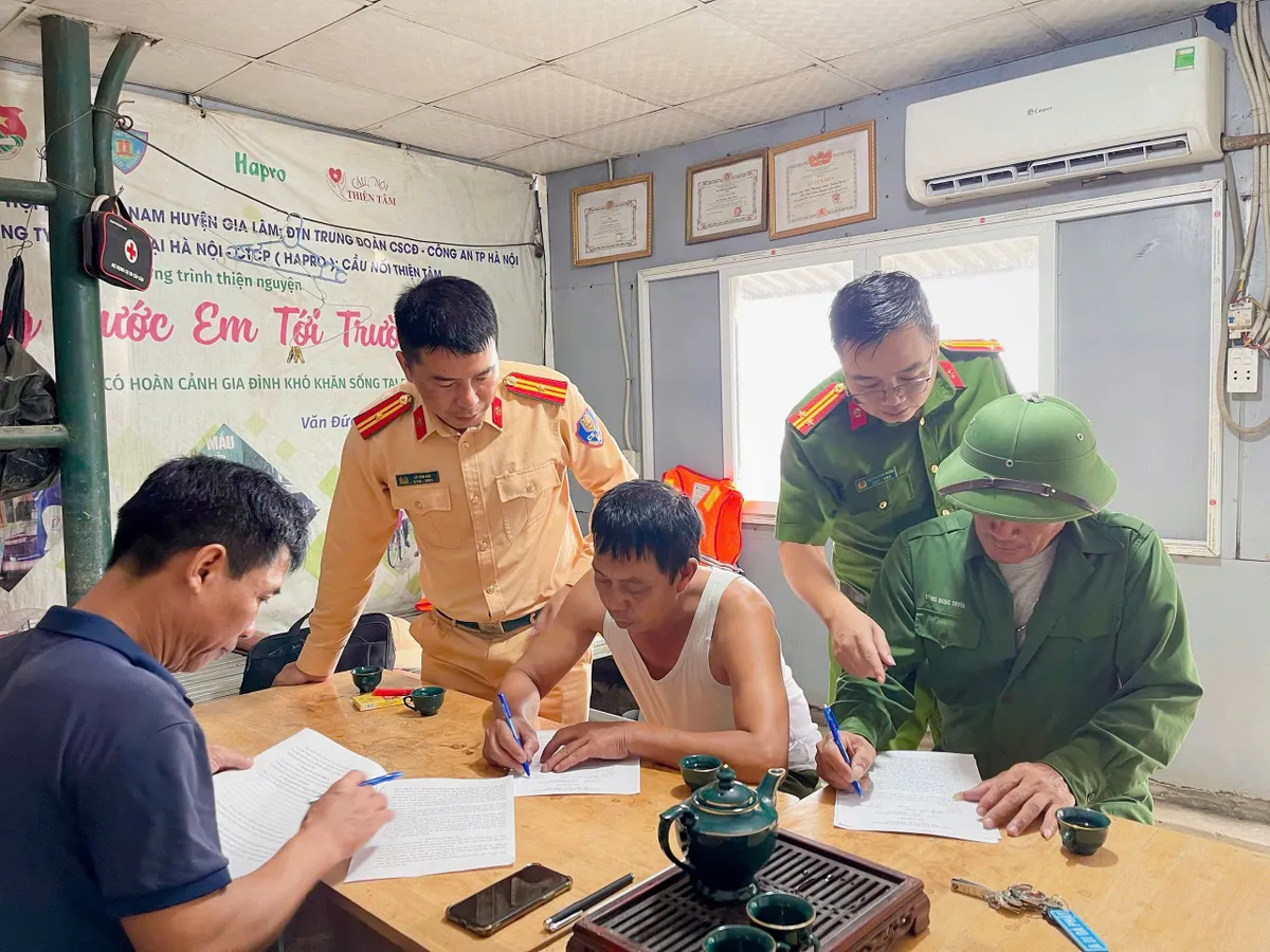 Cảnh sát đường thủy Hà Nội ứng trực trên sông, hỗ trợ nhân dân phòng bão Matmo - Ảnh 2.