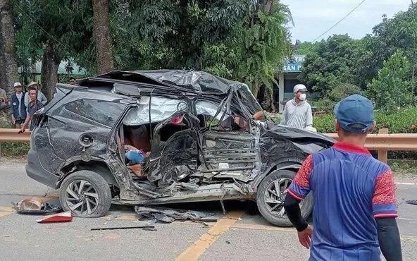 Hiện trường vụ tai nạn khiến 4 người thương vong. Ảnh: NLĐ

