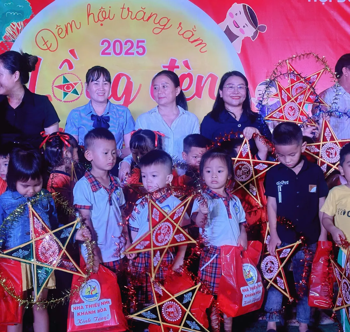 Khánh Hoà: Chương trình Trung thu "Lồng đèn thắp sáng ước mơ" tặng quà, học bổng cho trẻ em miền núi khó khăn. - Ảnh 2.