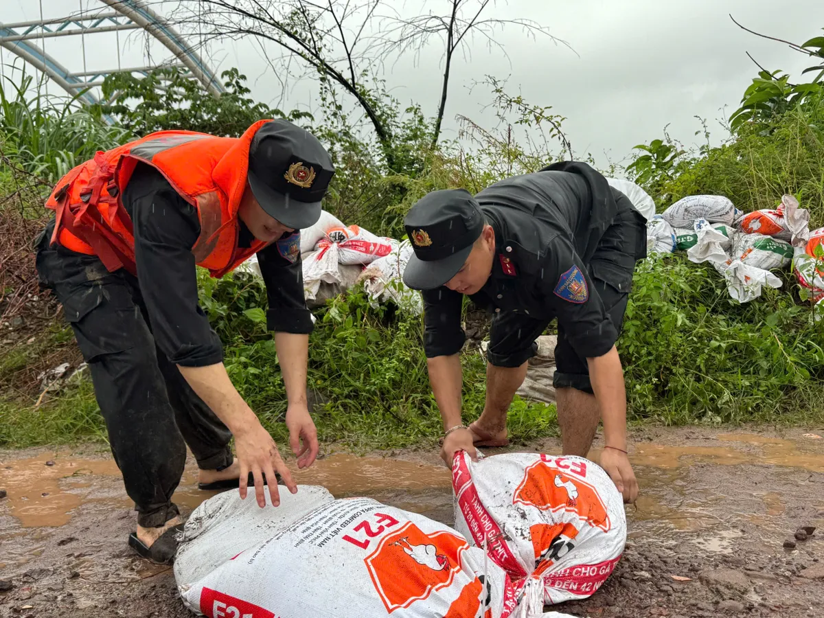 Chủ tịch UBND Thái Nguyên trực tiếp chỉ đạo ứng phó lũ lịch sử, gia cố đê điều sông Cầu - Ảnh 4.
