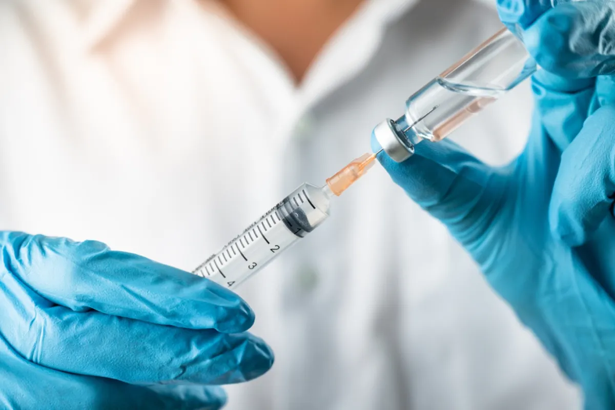 Bác bỏ khả năng vaccine COVID-19 làm tăng nguy cơ ung thư - Ảnh 1.