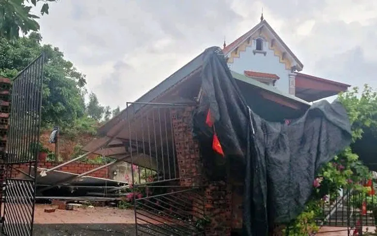 Hải Ph&ograve;ng: Lốc xo&aacute;y l&agrave;m tốc m&aacute;i nh&agrave; d&acirc;n v&agrave; trường học - Ảnh 4.