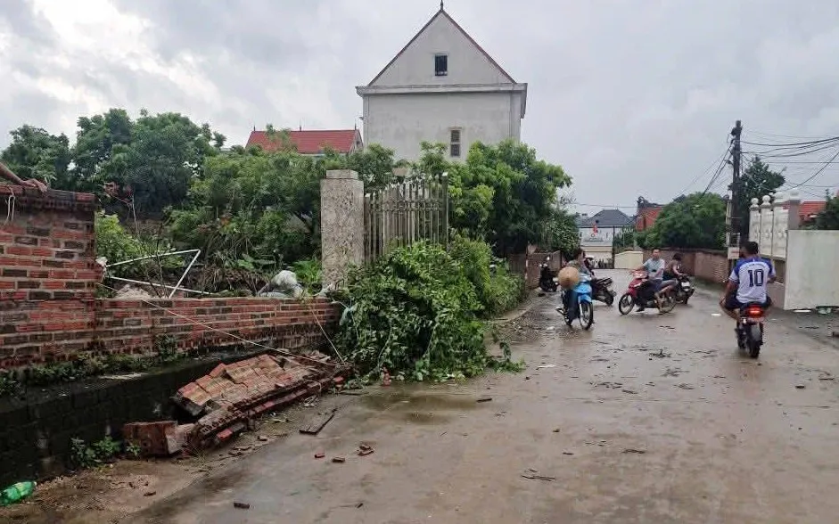 Hải Ph&ograve;ng: Lốc xo&aacute;y l&agrave;m tốc m&aacute;i nh&agrave; d&acirc;n v&agrave; trường học - Ảnh 3.