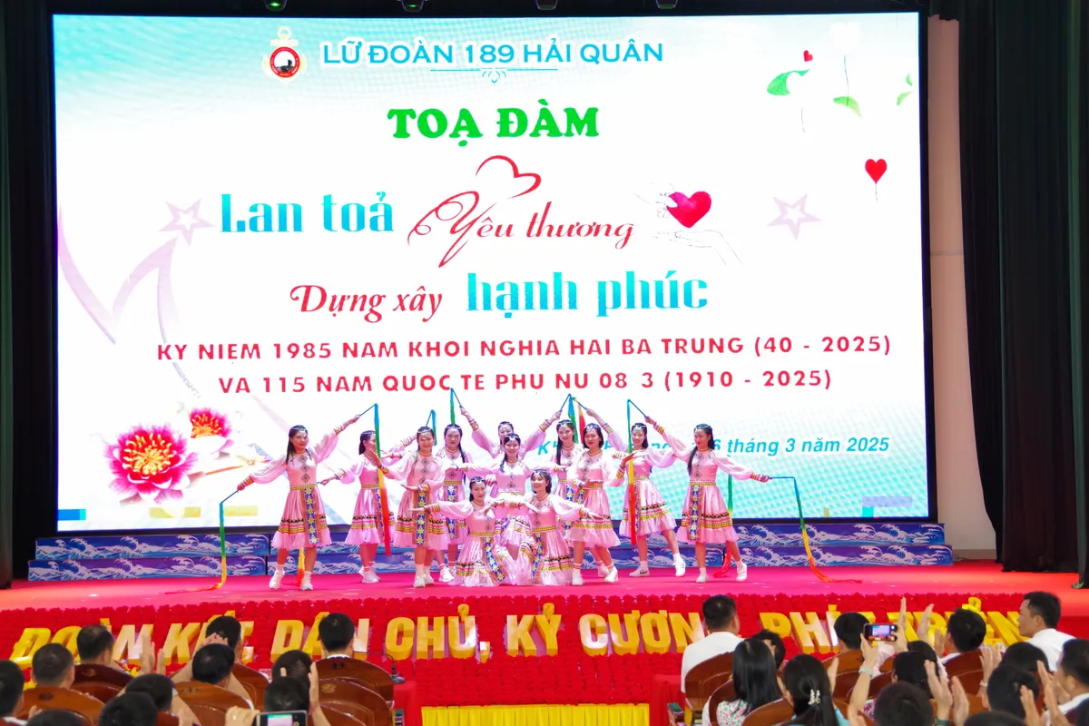 Những "bông hoa" đồng hành với bộ đội tàu ngầm - Ảnh 2.