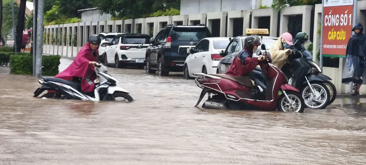 Mưa xối xả suốt đêm tới sáng, nhiều tuyến phố Hà Nội lại ngập trong biển nước - Ảnh 4.