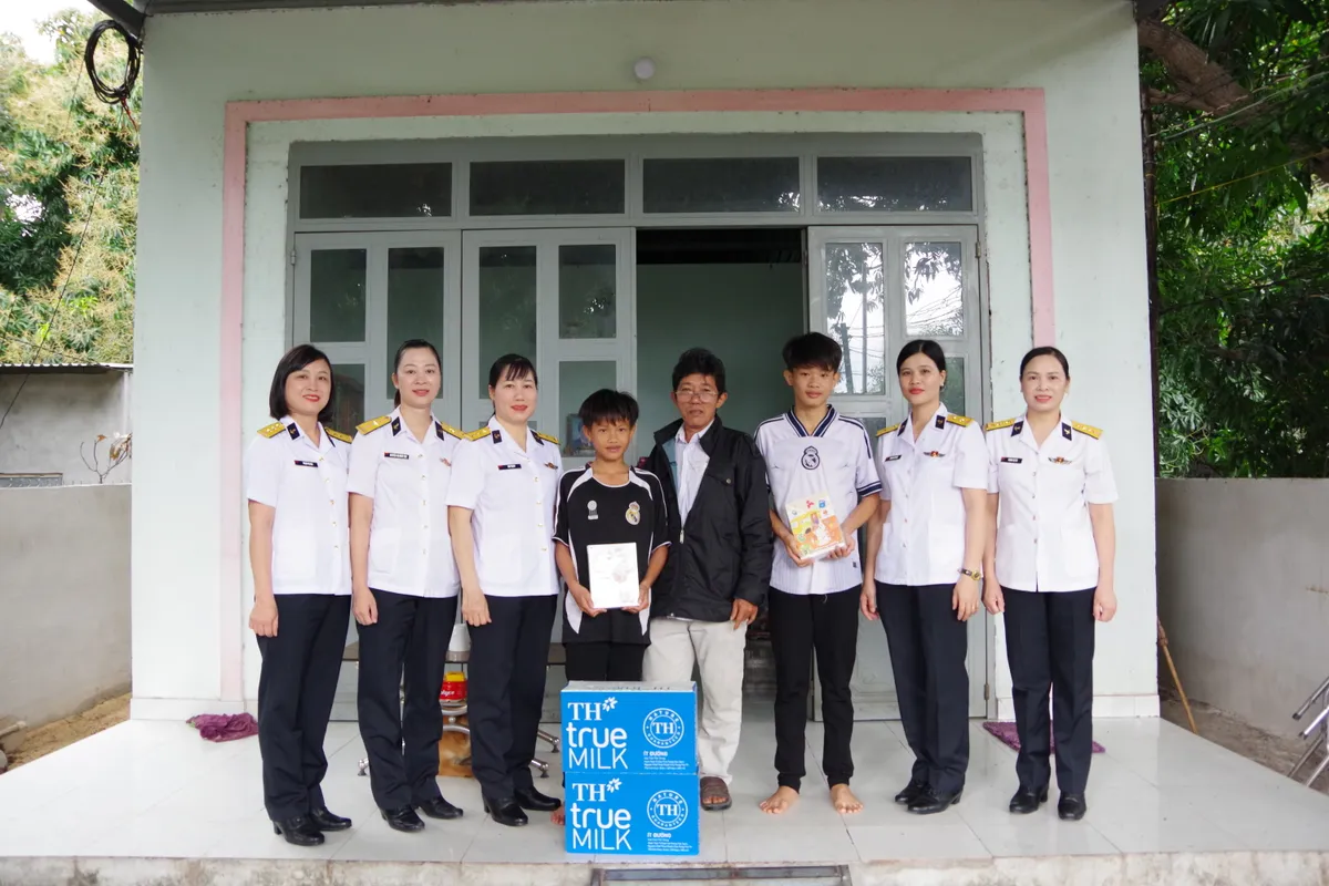 Những "bông hoa" đồng hành với bộ đội tàu ngầm - Ảnh 3.