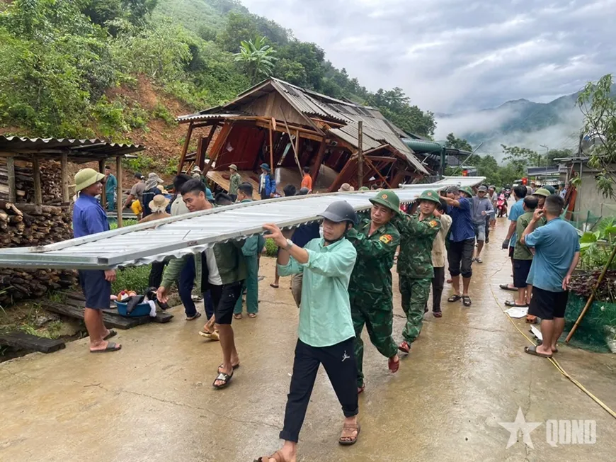 Khẩn trương tìm kiếm, hỗ trợ mai táng hai người bị vùi lấp do sạt lở đất ở Thanh Hóa - Ảnh 1.