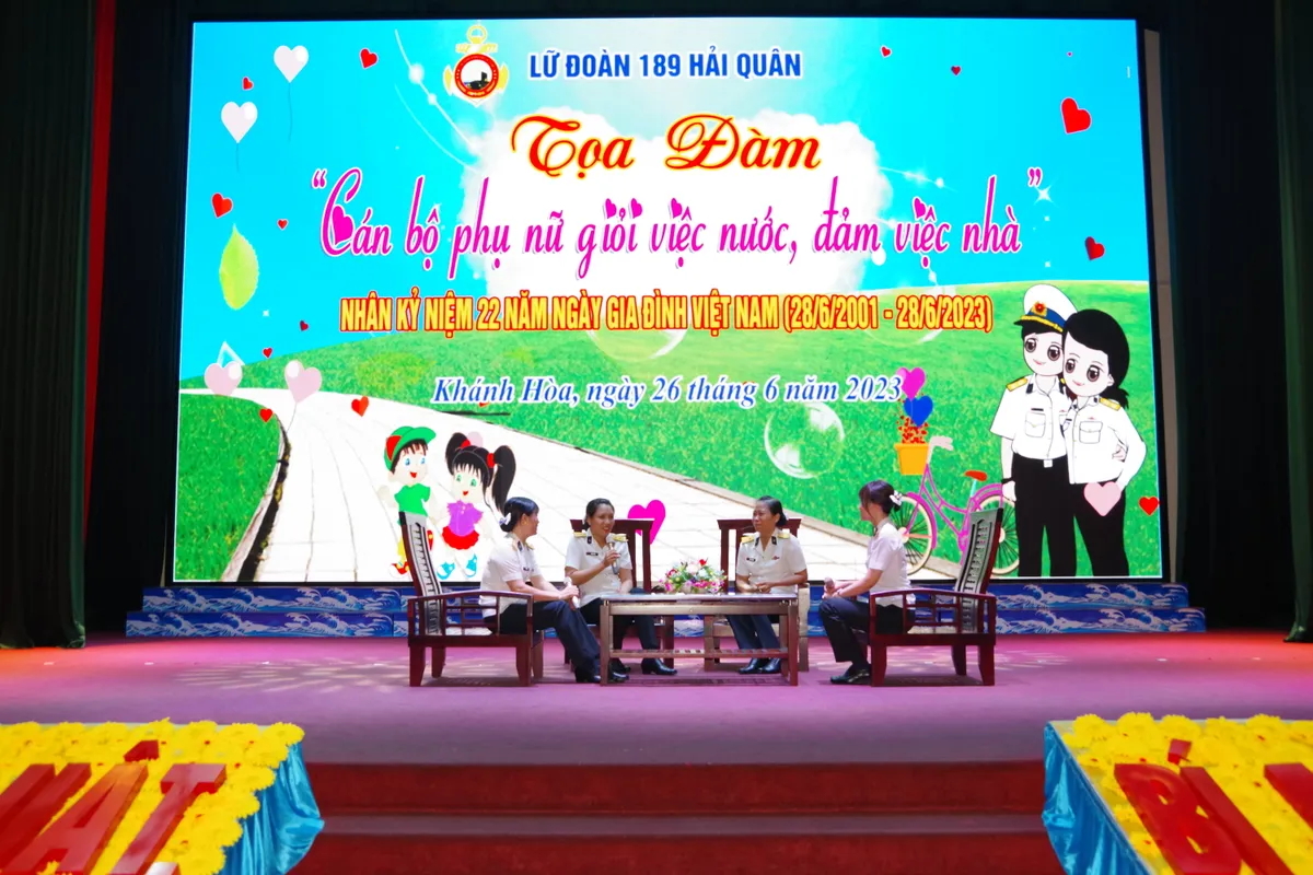 Những "bông hoa" đồng hành với bộ đội tàu ngầm - Ảnh 4.