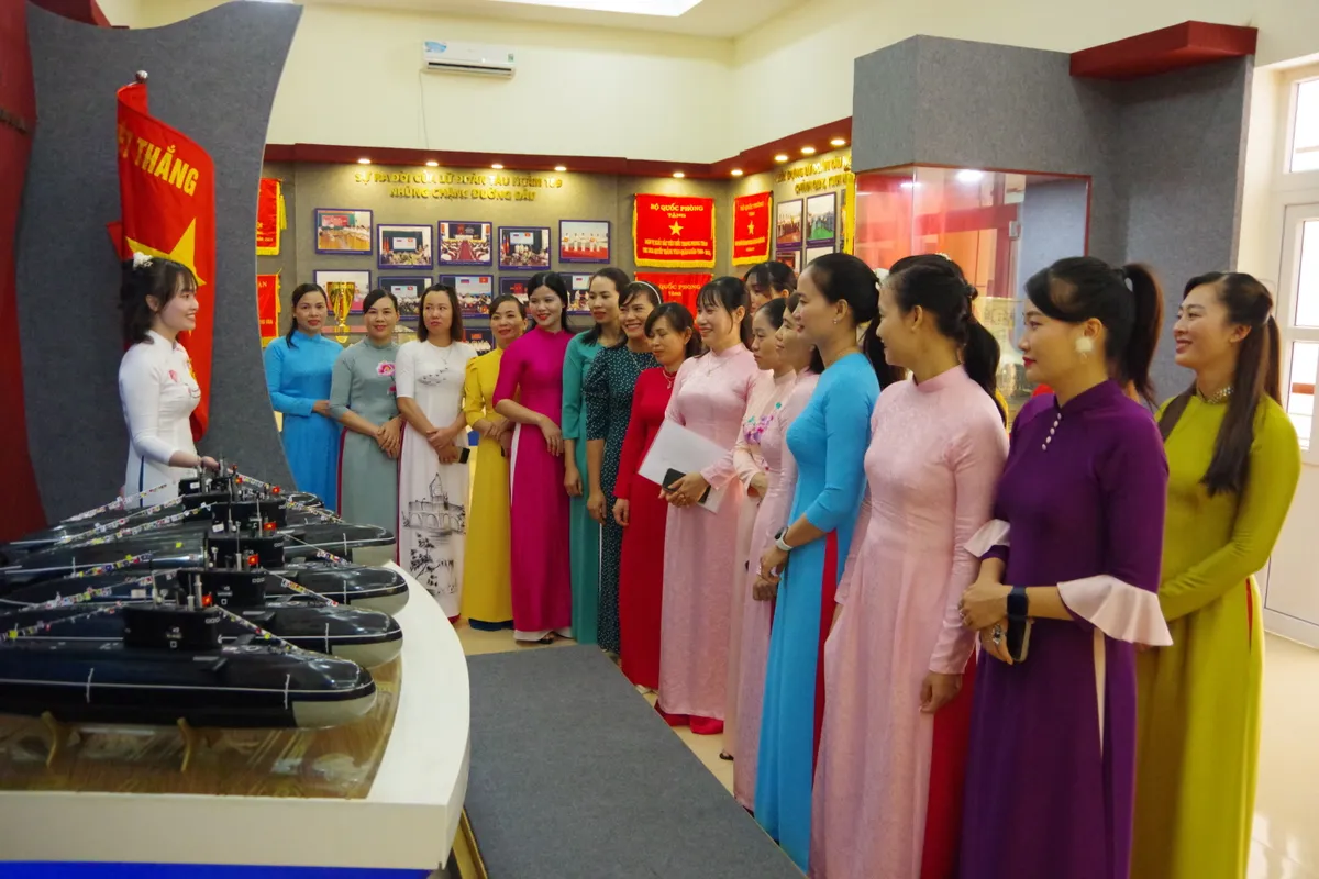 Những "bông hoa" đồng hành với bộ đội tàu ngầm - Ảnh 5.