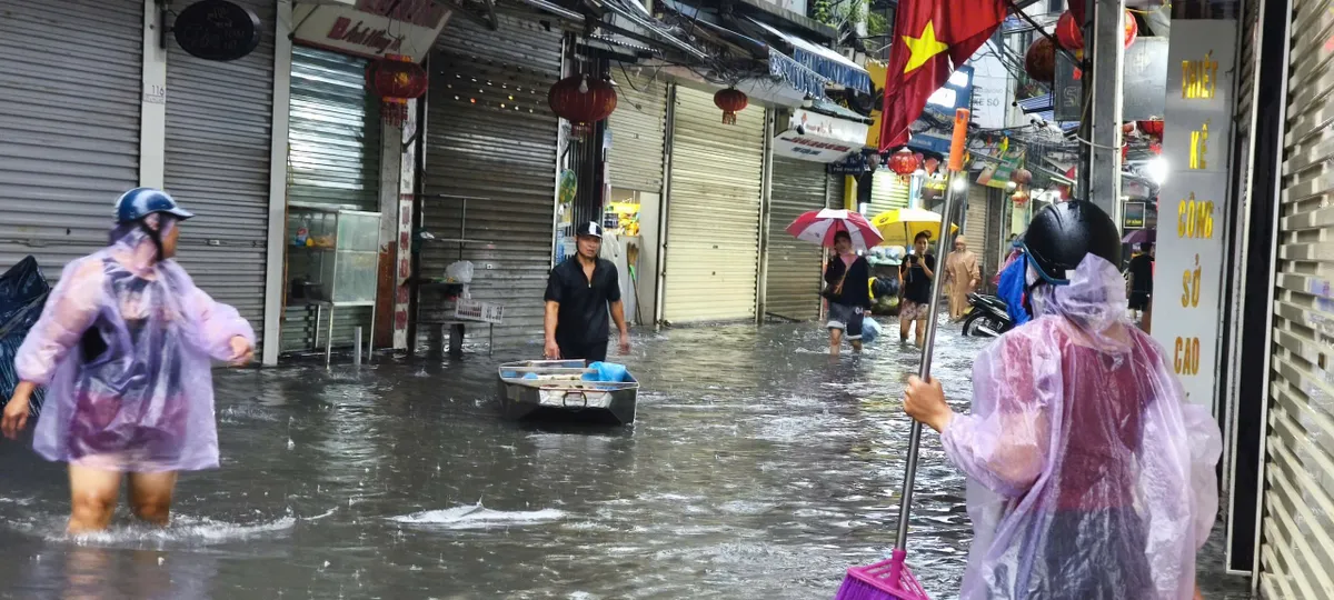 Mưa xối xả suốt đêm tới sáng, nhiều tuyến phố Hà Nội lại ngập trong biển nước - Ảnh 3.