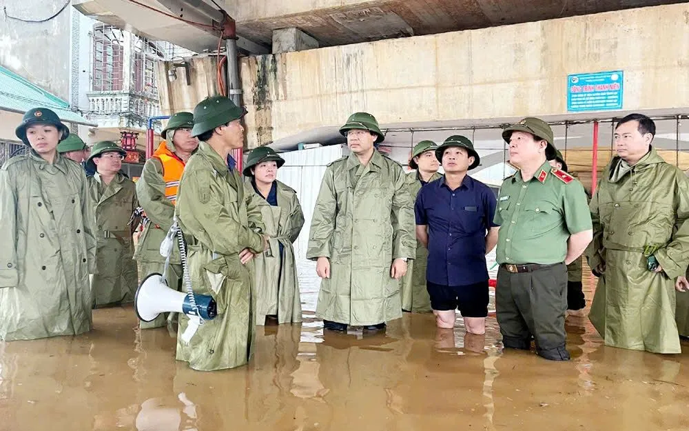 Bí thư Tỉnh ủy Thái Nguyên Trịnh Xuân Trường cùng các lãnh đạo tỉnh kiểm tra, chỉ đạo công tác ứng phó với mưa lũ.
