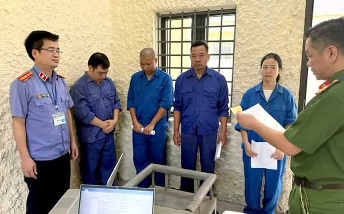 Cơ quan chức năng tỉnh Bắc Ninh tống đạt các quyết định tố tụng đối với các bị can. Ảnh: VKSND tỉnh Bắc Ninh Cơ quan chức năng tỉnh Bắc Ninh tống đạt các quyết định tố tụng đối với các bị can. Ảnh: VKSND tỉnh Bắc Ninh