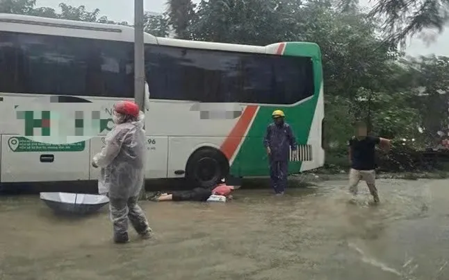 Một người dân bị ngã gần khu vực khi rò rỉ điện. Một người dân bị ngã gần khu vực khi rò rỉ điện.