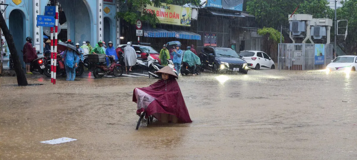 Mưa xối xả suốt đêm tới sáng, nhiều tuyến phố Hà Nội lại ngập trong biển nước - Ảnh 6.