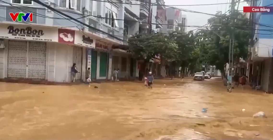 Nước trên sông vượt báo động 3, Cao Bằng căng mình chống lũ - Ảnh 1.