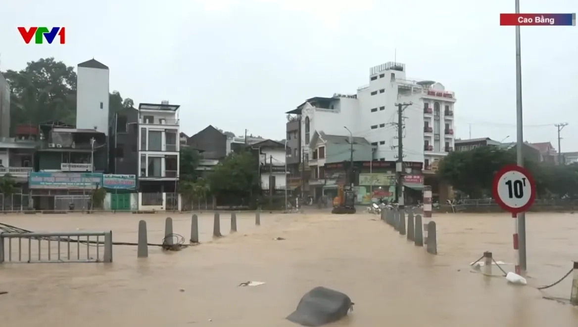 Nước trên sông vượt báo động 3, Cao Bằng căng mình chống lũ - Ảnh 2.