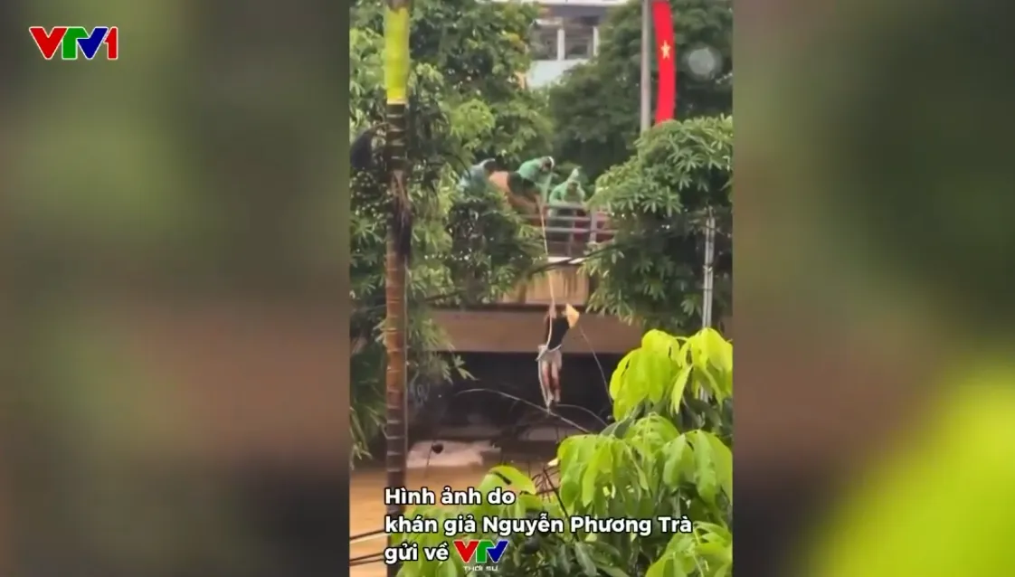 Công an, quân đội kịp thời cứu nhiều người gặp nguy hiểm trong mưa lũ - Ảnh 1.