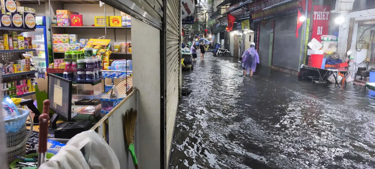 Mưa xối xả suốt đêm tới sáng, nhiều tuyến phố Hà Nội lại ngập trong biển nước - Ảnh 5.