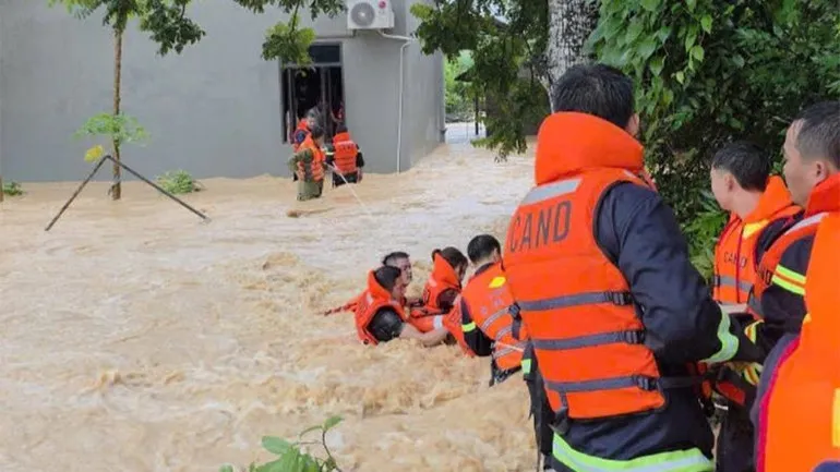 Cao Bằng phát lệnh khẩn cấp ứng phó mưa lũ, Bắc Ninh ngập lụt diện rộng - Ảnh 2.