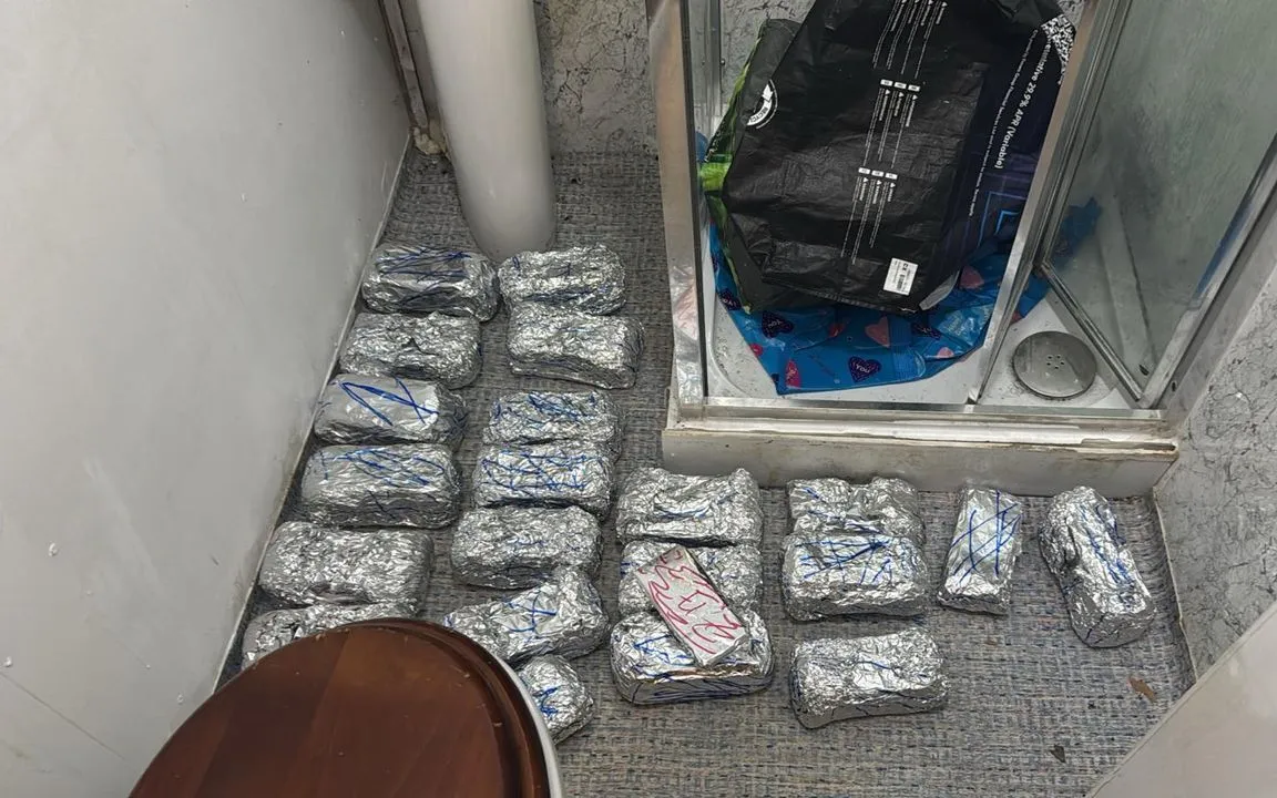 Tang vật bị cảnh sát Anh thu giữ (Ảnh chụp màn hình - Nguồn: Sky News)