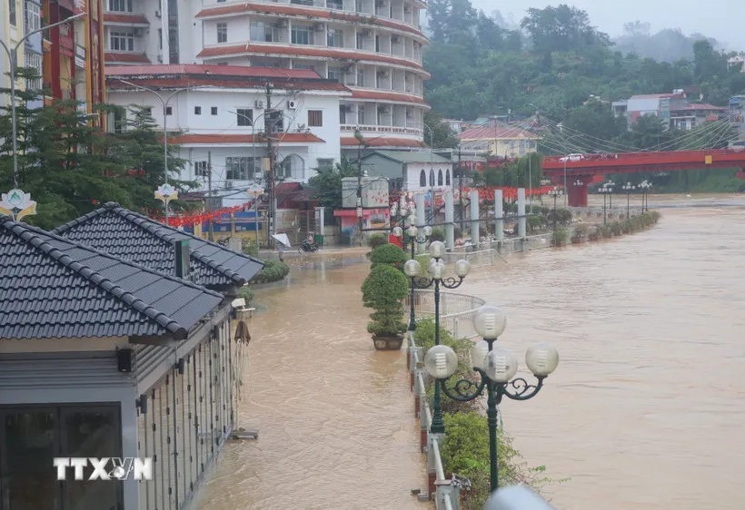 Cao Bằng phát lệnh khẩn cấp ứng phó mưa lũ, Bắc Ninh ngập lụt diện rộng - Ảnh 1.