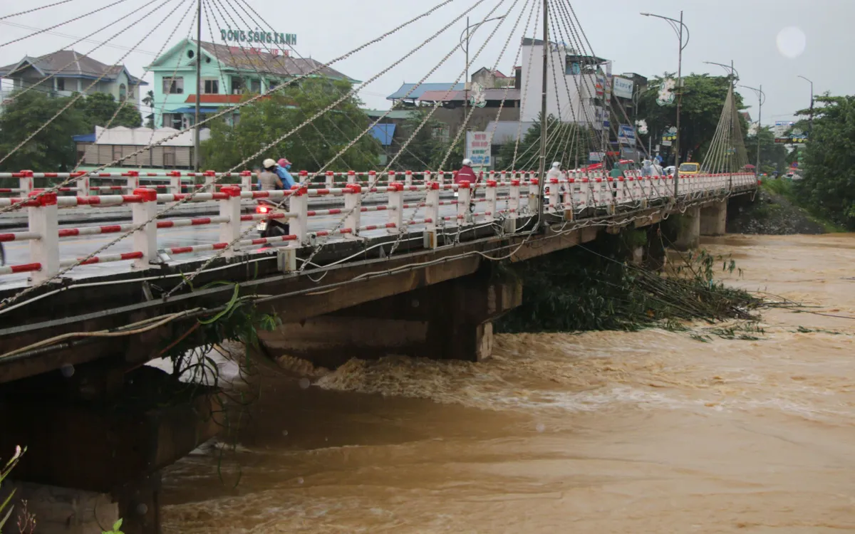 Mực nước sông Cầu tại cầu Gia Bẩy đang lên ở mức cao. Ảnh: Quốc Tùng  Mực nước sông Cầu tại cầu Gia Bẩy đang lên ở mức cao. Ảnh: Quốc Tùng