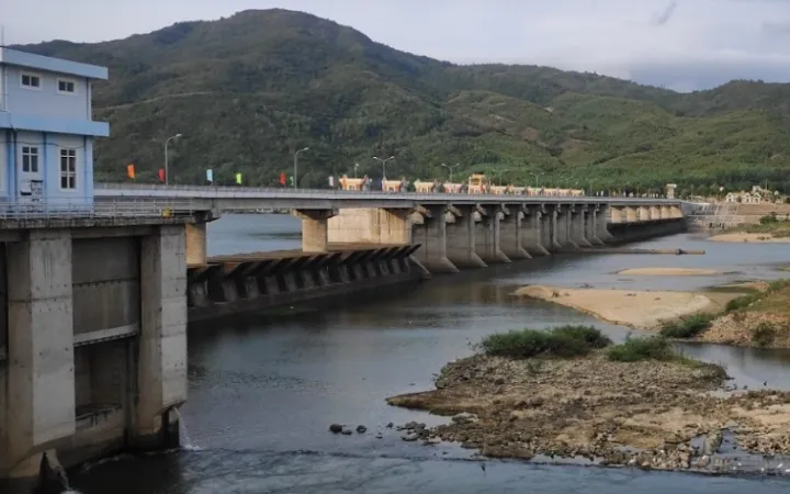 Đập dâng Văn Phong. Ảnh: Báo Nhân Dân điện tử Đập dâng Văn Phong. Ảnh: Báo Nhân Dân điện tử