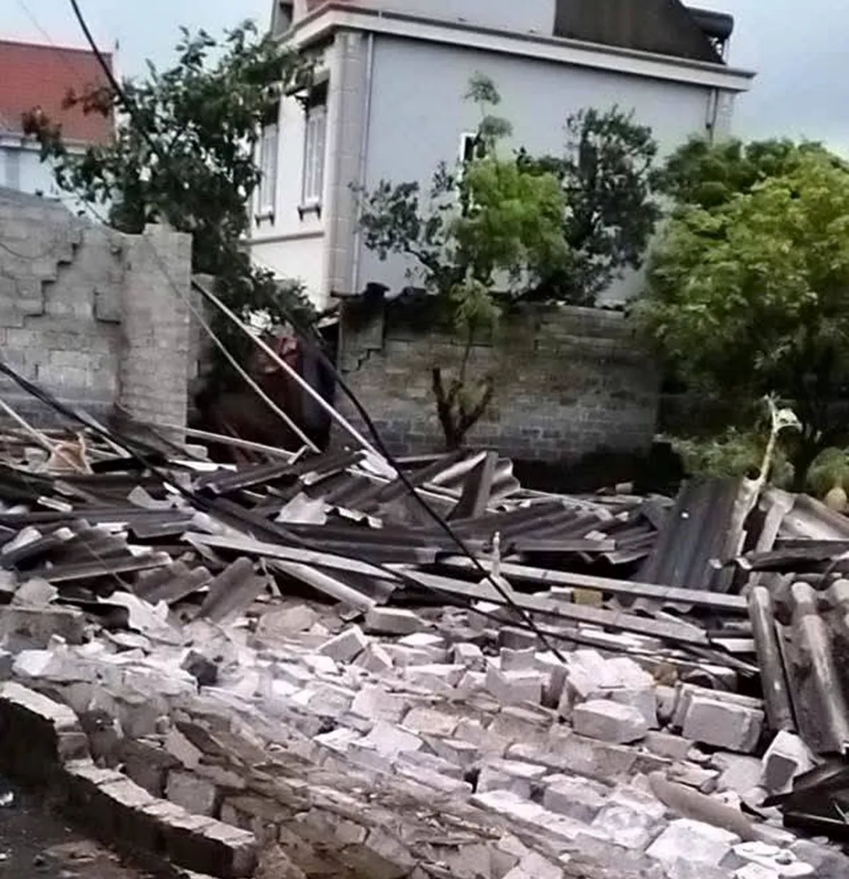 Hải Ph&ograve;ng: Lốc xo&aacute;y l&agrave;m tốc m&aacute;i nh&agrave; d&acirc;n v&agrave; trường học - Ảnh 2.