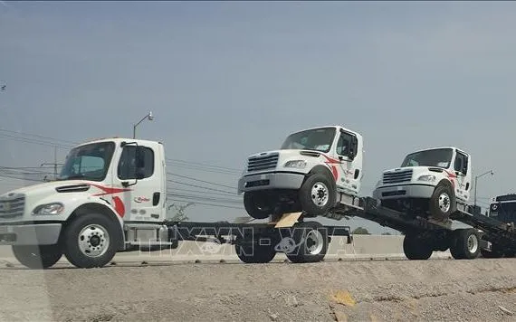 Ô tô sản xuất tại Mexico được vận chuyển đến cửa khẩu biên giới để xuất khẩu sang Mỹ. Ảnh minh họa: Phi Hùng/PV TTXVN tại Mexico Ô tô sản xuất tại Mexico được vận chuyển đến cửa khẩu biên giới để xuất khẩu sang Mỹ. Ảnh minh họa: Phi Hùng/PV TTXVN tại Mexico