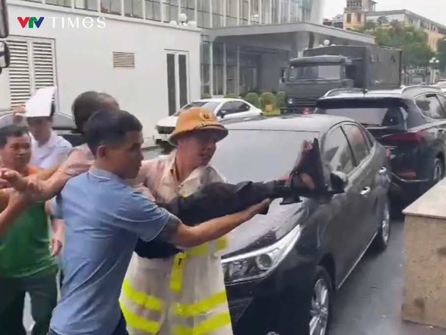Hà Nội: CSGT chung tay cùng người dân cứu người giữa mưa ngập - Ảnh 2.